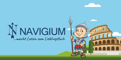 Logo von Navigium: Schriftzug, ein römischer Soldat vor dem römischen Colosseum im Comic-Stil